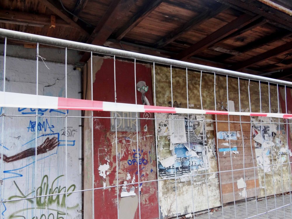 absperrung-ruine-graffiti-schilleroper-hamburg-st-pauli-geschichte-ruine-abriss-elbgangerin-streetart-urban-art-jpg