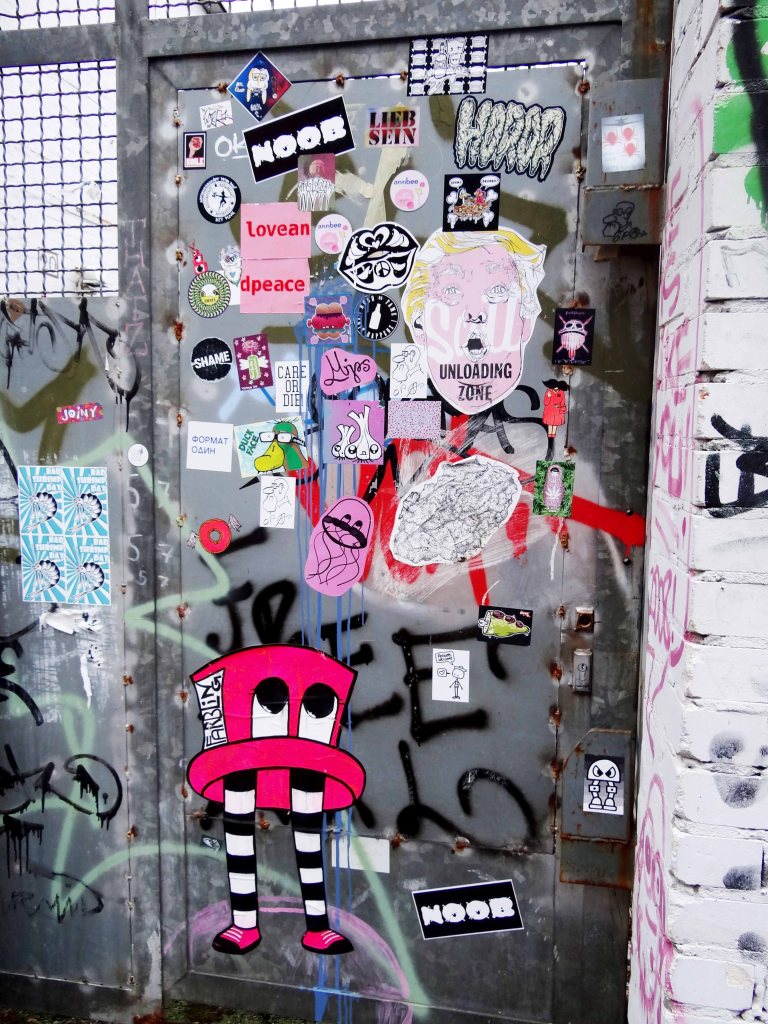 stickerkombo-johniversum-schilleroper-hamburg-st-pauli-geschichte-ruine-abriss-elbgangerin-streetart-urban-art-jpg